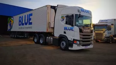 A foto mostra duas carretas da Blue Transporte