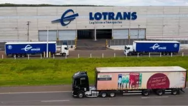 A foto mostra carretas da Lotrans Logistica