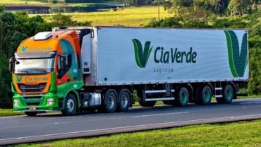 A foto mostra uma carreta da Cia Verde Logística