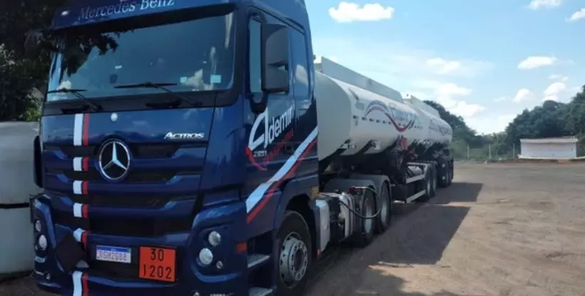 A foto mostra uma carreta da Ademir Transportes