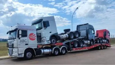 A foto mostra uma carreta da ABC Cargas