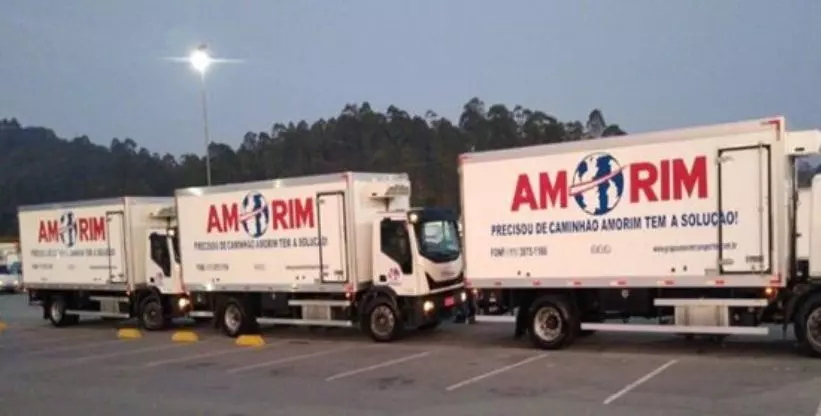 A foto mostra alguns caminhões do Grupo Amorim Transportes