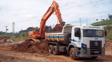 A foto mostra um caminhão da Construtora Simoso