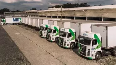 A foto mostra a frota de caminhões da MID Transportes