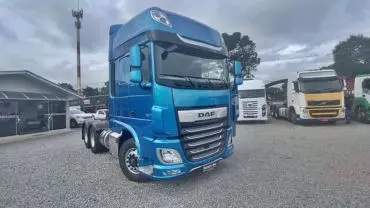 A foto mostra um caminhão DAF XF 480 da Novello Transportes