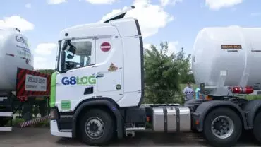 A foto mostra um rodotrem da G8 LOG