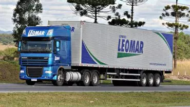 A foto mostra um caminhão da Expresso Leomar
