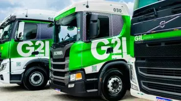A foto mostra caminhões da G2L Logística