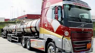 A foto mostra um bitrem da Videira Transportes
