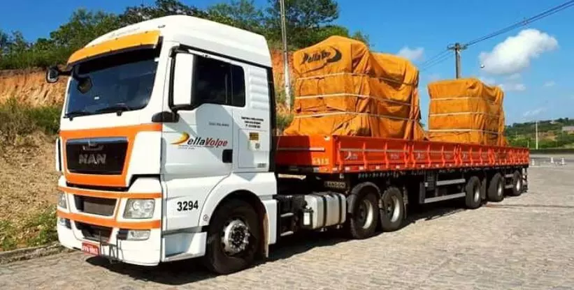A foto mostra uma carreta de carga seca da Transportes Della Volpe