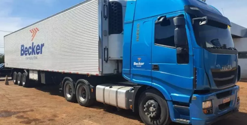 A foto mostra carreta da Becker Transportes