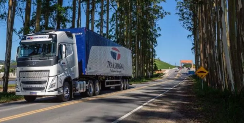 A foto mostra uma carreta da Transmagna