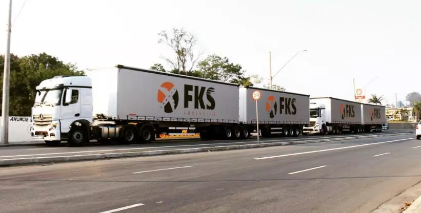 A foto mostra duas carretas da FKS Logistics
