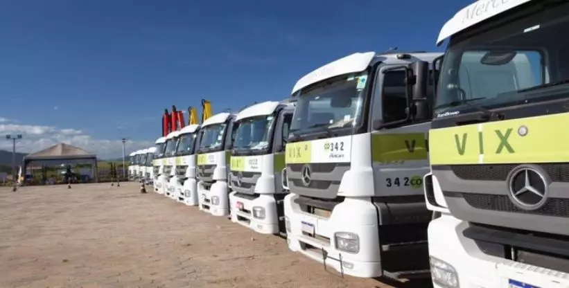 A foto mostra caminhões da VIX Logística