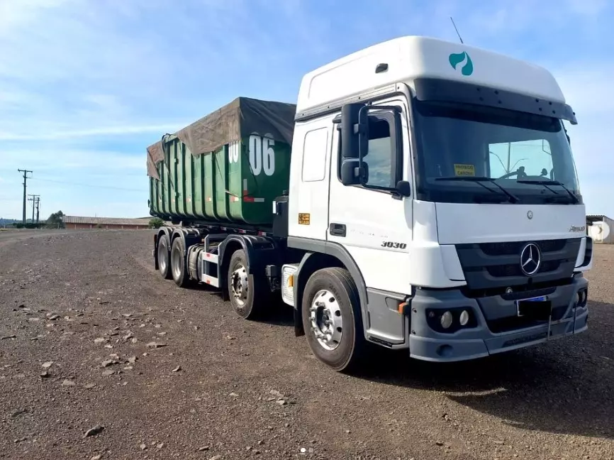 A foto mostra uma carreta da Bioexpress Transportes Rodoviários