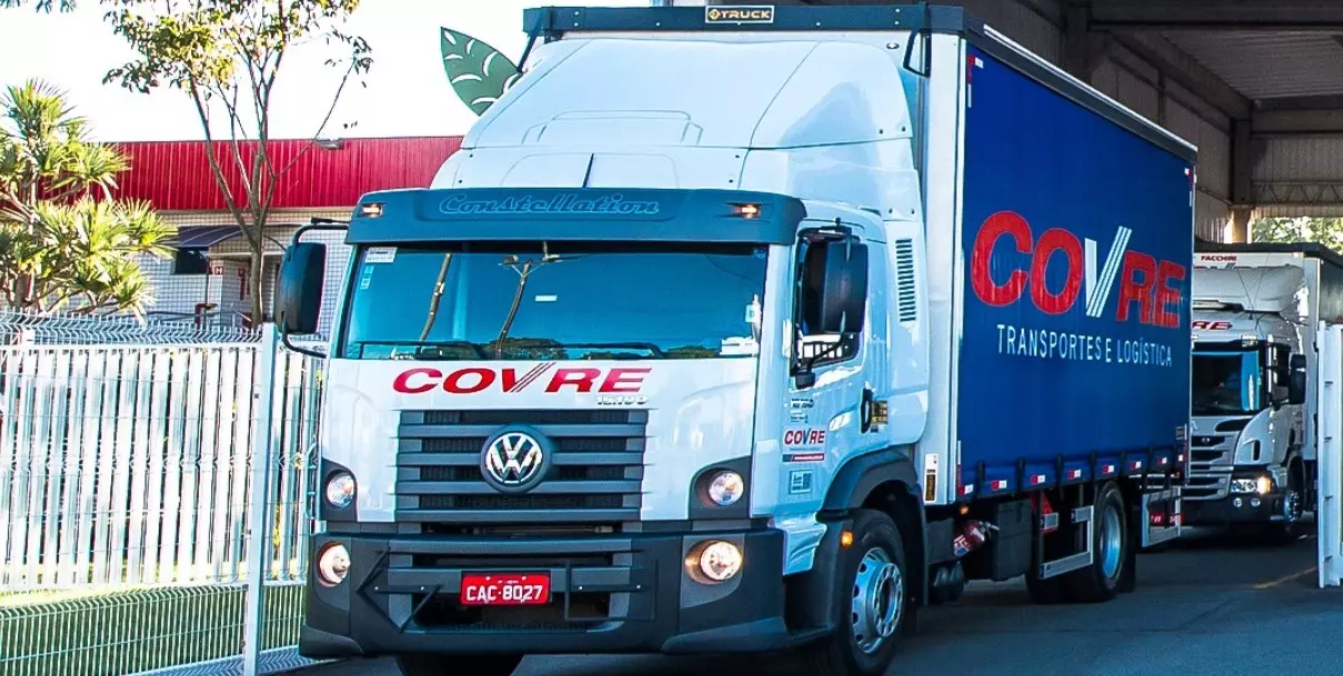 A foto mostra um caminhão da Covre Transportes