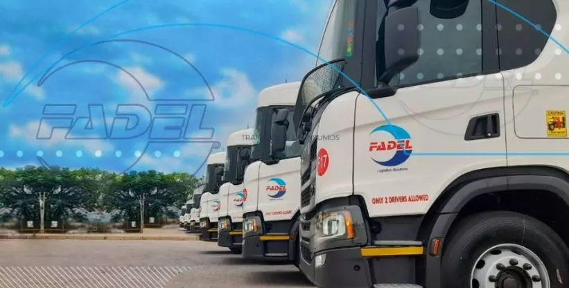 A foto mostra a frota de caminhões da Fadel Transportes