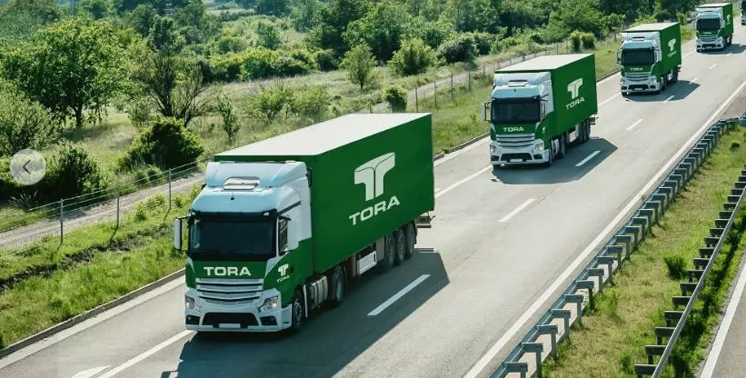 A foto mostra algumas carretas do Grupo Tora na rodovia