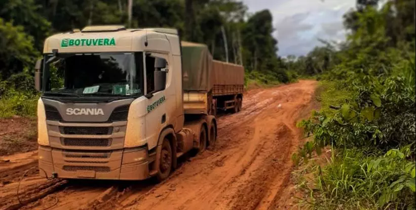 A foto mostra uma carreta do Grupo Botuverá
