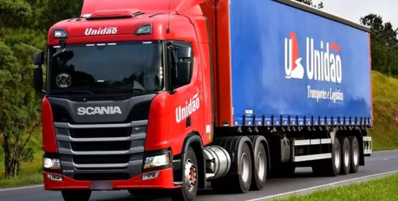 A foto mostra uma carreta da Unidão Transportes