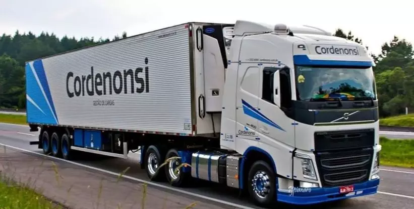 A foto mostra uma carreta da Transportes Cordenonsi