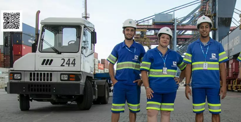 A foto mostra uma carreta da Santos Brasil e 3 motoristas