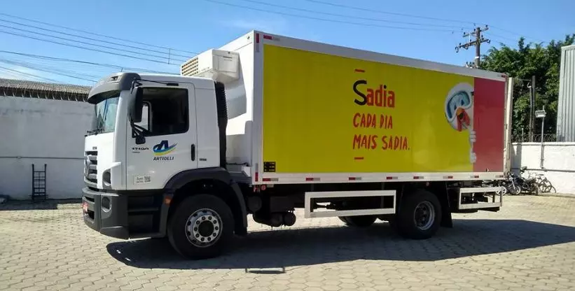 A foto mostra um caminhão da Artiolli Transportes