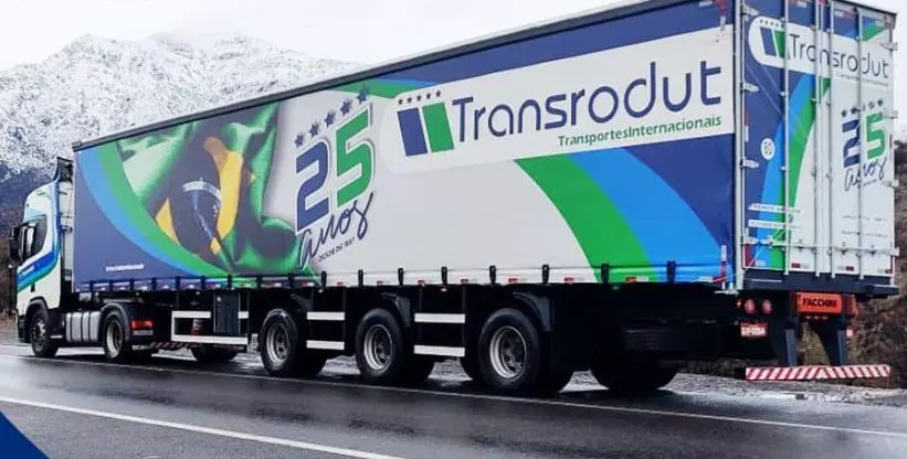 A foto mostra uma carreta da Transrodut