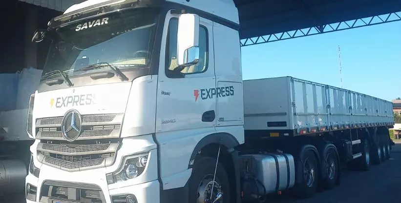 A foto mostra uma carreta da Express Transportes