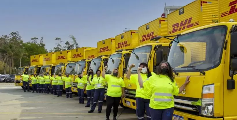 A foto mostra vários caminhões da DHL