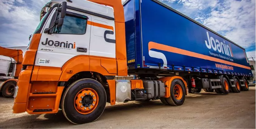 A foto mostra uma carreta da Joanini Transportes
