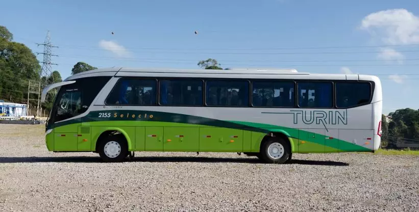 A foto mostra um ônibus da Turin Transportes