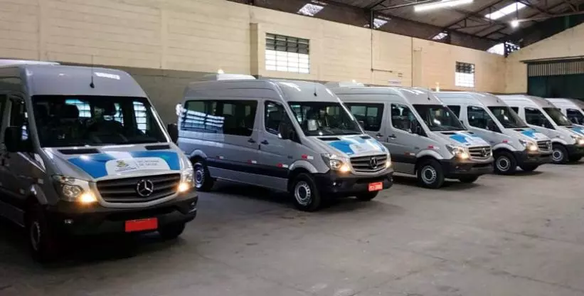 A foto mostra 6 vans da Balmonte Transportes
