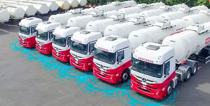 A foto mostra 6 carretas da Transportadora Veronese