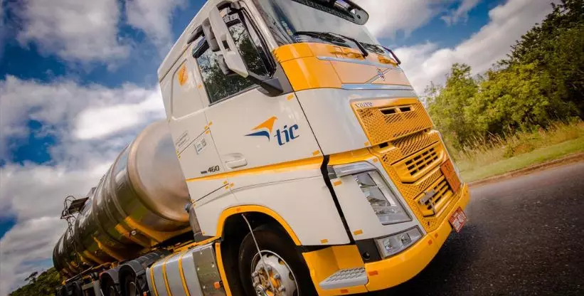A foto mostra uma carreta da TIC Transportes