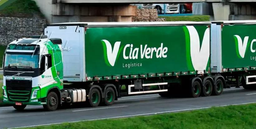 A foto mostra uma carreta da Cia Verde Logística