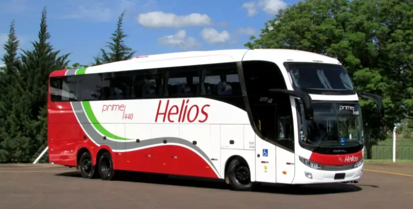 A foto mostra um ônibus da Helios Coletivos e Cargas