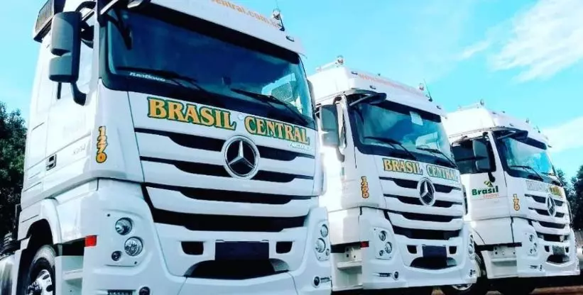 A foto mostra 3 carretas da Transportadora Brasil Central