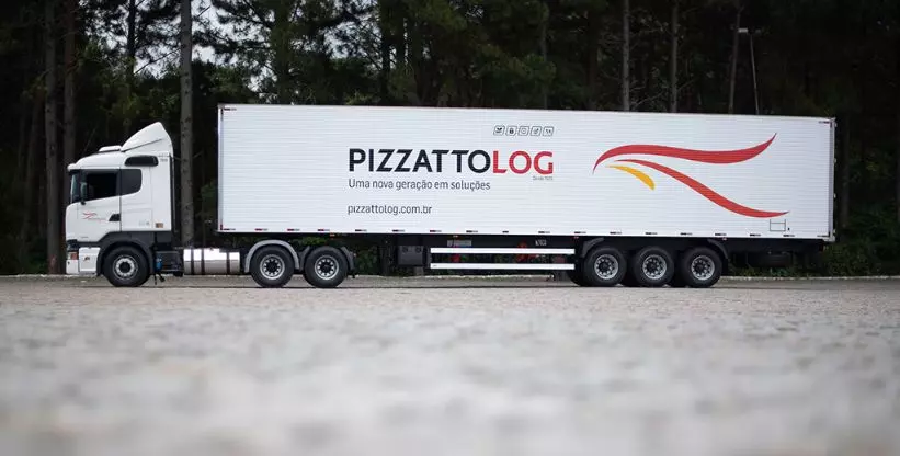 A foto mostra uma carreta da Pizzattolog