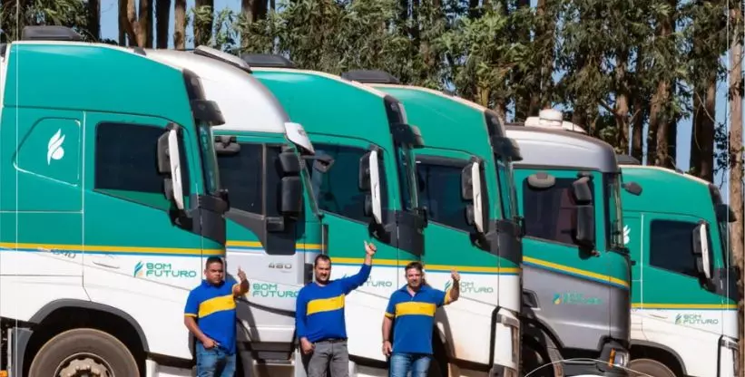 A foto mostra algumas carretas e motoristas da Bom Futuro