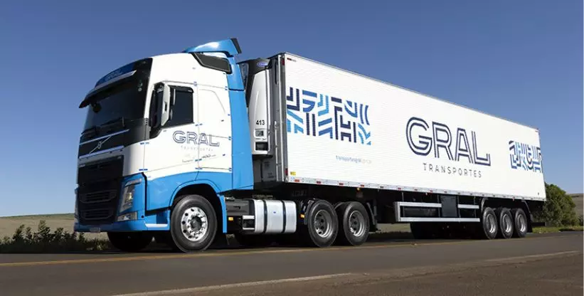 A foto mostra uma carreta da Transportes Gral