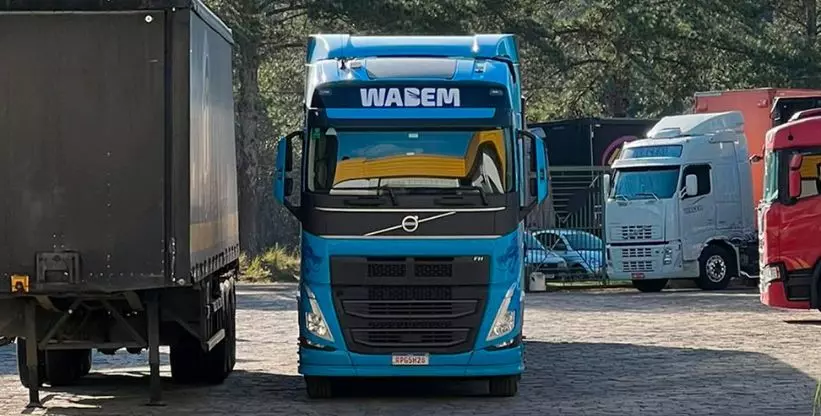 A foto mostra uma carreta da Wabem