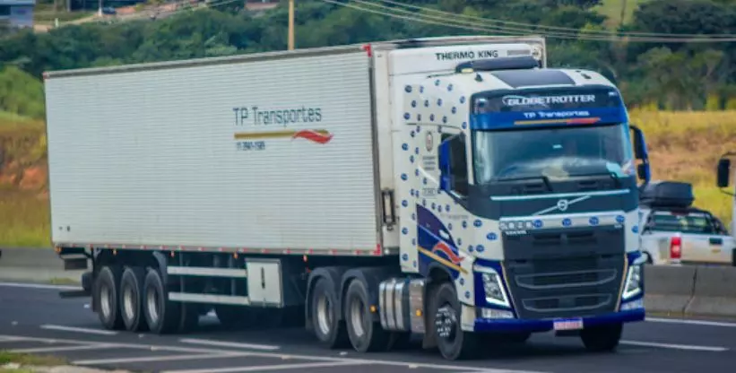 A foto mostra uma carreta da TP Transportes