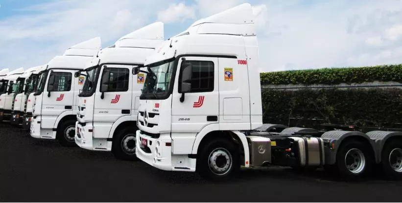 A foto mostra a frota de carretas da Jamef Transportes