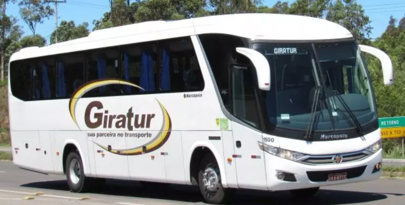 A foto mostra um ônibus da empresa Giratur Transportes