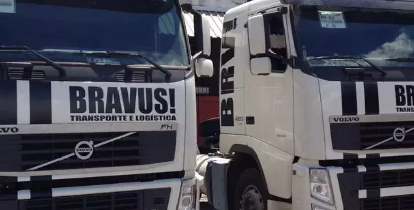 A foto mostra duas carretas da Bravus Transportes e Logística