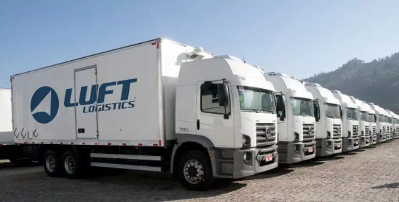 A foto mostra a frota de caminhões da Luft Logistics