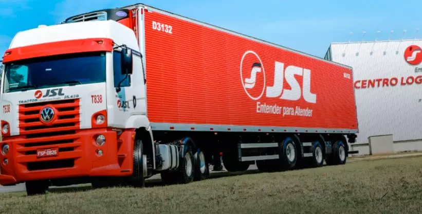 A foto mostra uma carreta da JSL