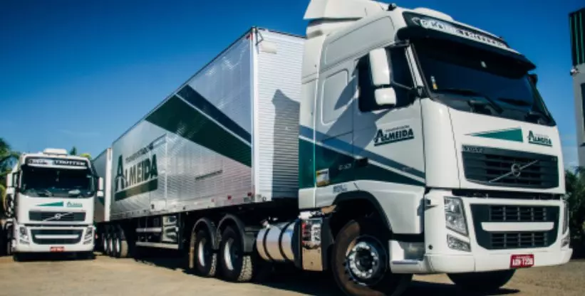 A foto mostra duas carretas da Transportadora Almeida