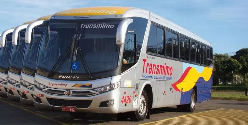 A foto mostra a frota de ônibus da Transmimo